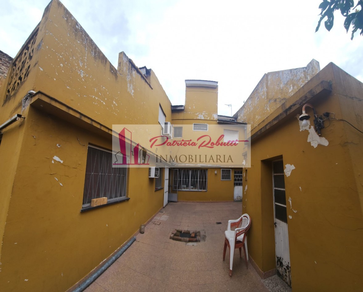 EN VENTA CASA 5 AMBIENTES CON GARAGE Y PARQUE EN VILLA LUGANO- LOTE 8.66 X 31 OPORTUNIDAD!!