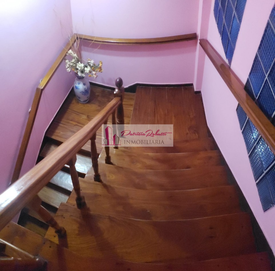 SE VENDE CASA 5 AMBIENTES CON PARQUE Y PISCINA VILLA CELINA