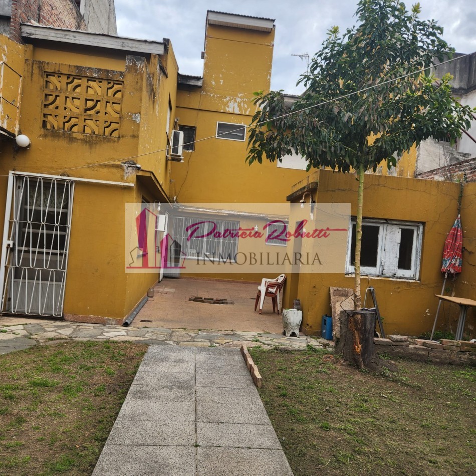 EN VENTA CASA 5 AMBIENTES CON GARAGE Y PARQUE EN VILLA LUGANO- LOTE 8.66 X 31 OPORTUNIDAD!!