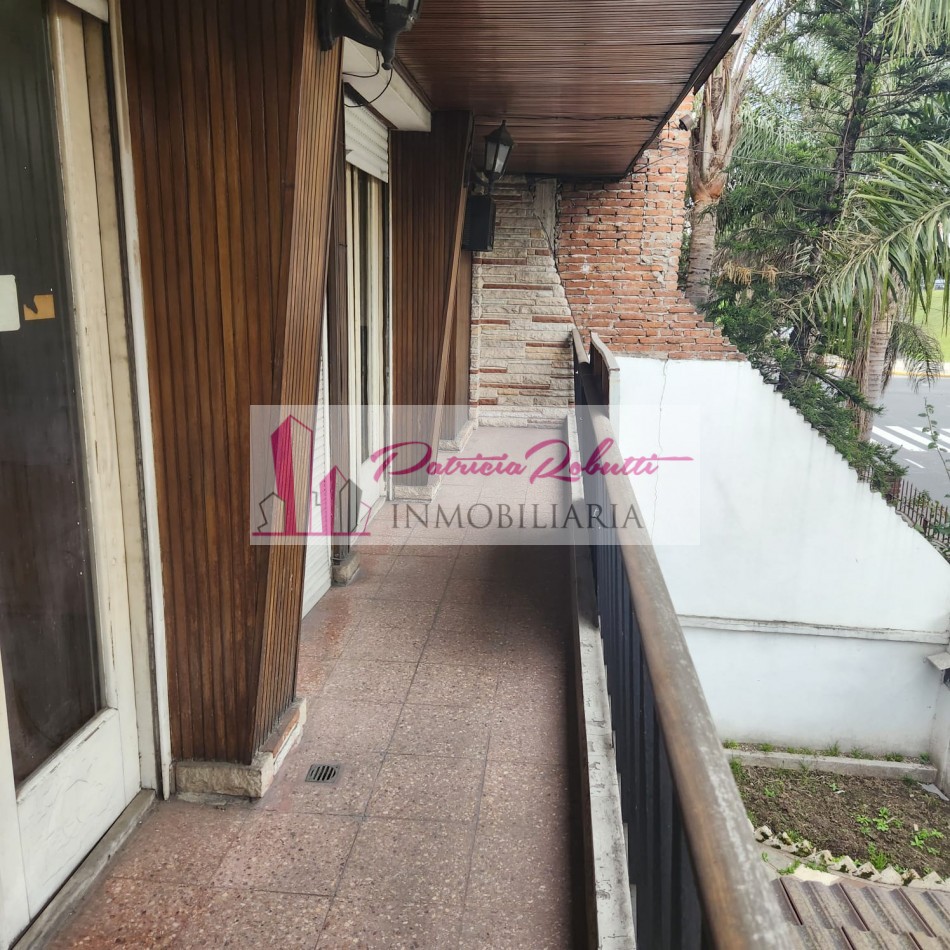 EN VENTA CASA 5 AMBIENTES CON GARAGE Y PARQUE EN VILLA LUGANO- LOTE 8.66 X 31 OPORTUNIDAD!!