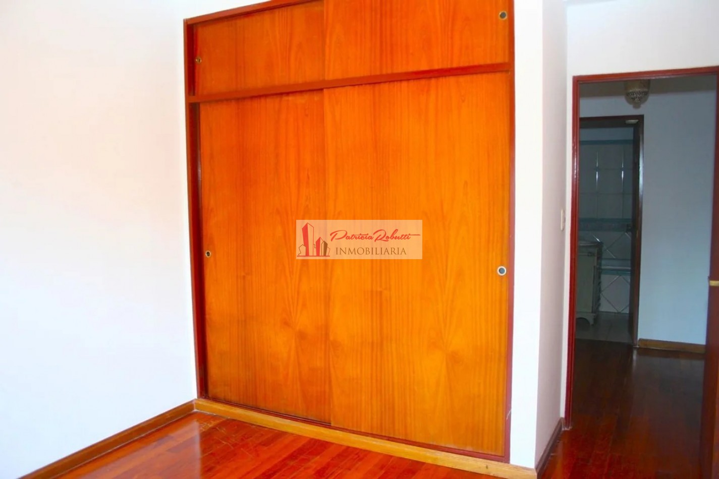 EN VENTA CASA TRIPLEX 4 AMBIENTES TAPIALES