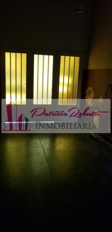 EN VENTA CASA 4 AMBIENTES EN VILLA LUGANO.