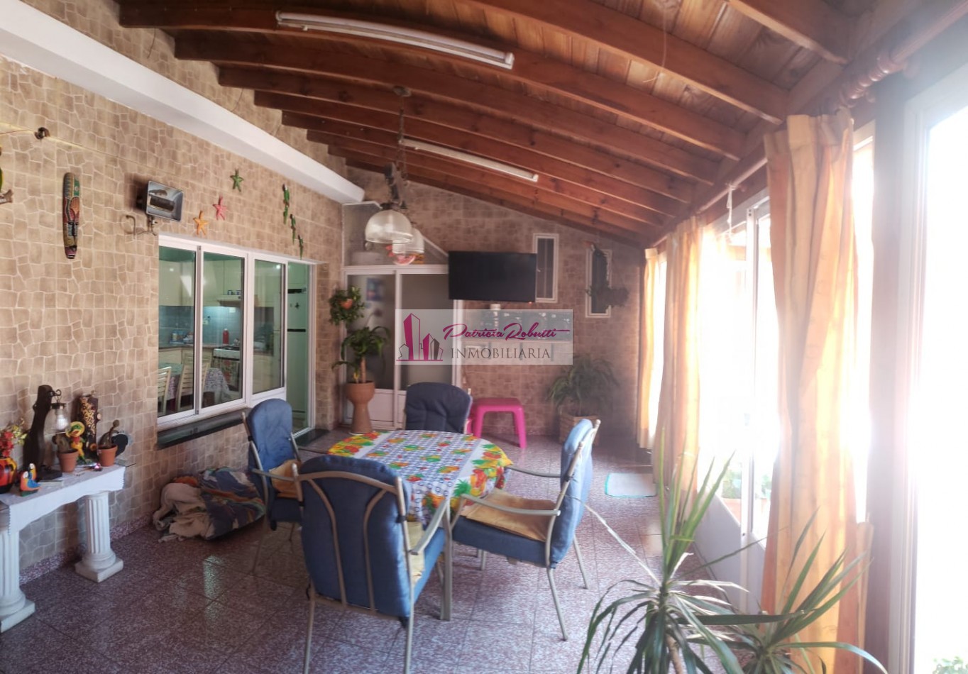 SE VENDE CASA 5 AMBIENTES CON PARQUE Y PISCINA VILLA CELINA