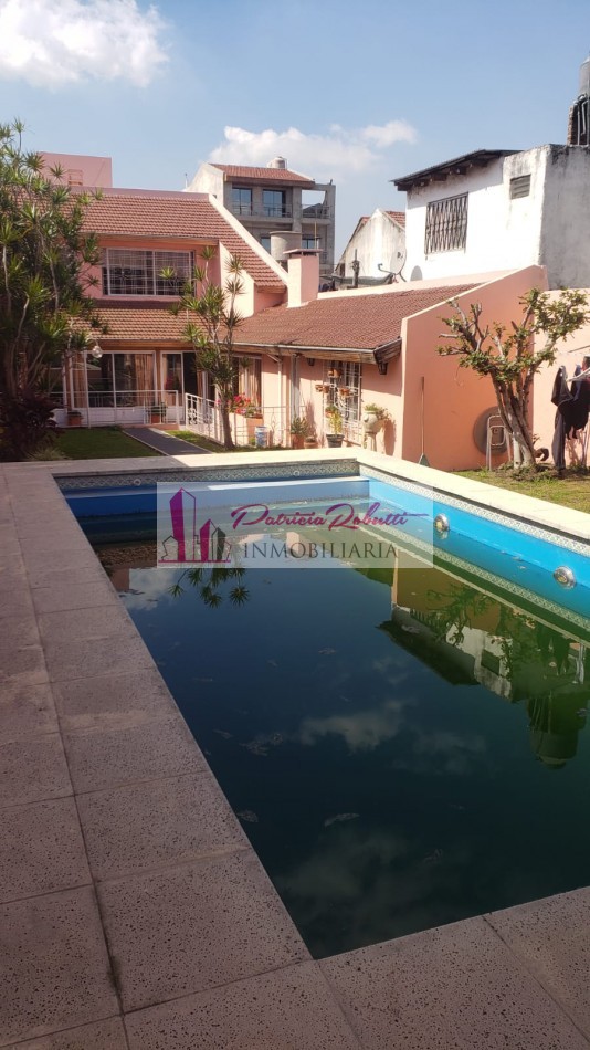 SE VENDE CASA 5 AMBIENTES CON PARQUE Y PISCINA VILLA CELINA