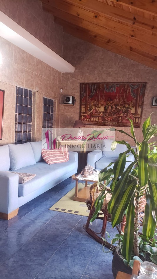SE VENDE CASA 5 AMBIENTES CON PARQUE Y PISCINA VILLA CELINA