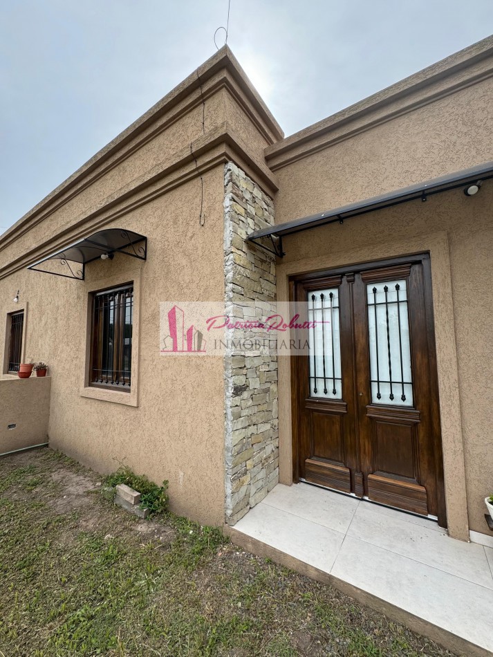 EN VENTA CASA 3 AMBIENTES CON LOTE ESTILO COLONIAL EN CAÑUELAS.