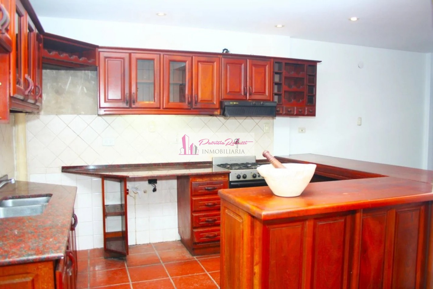 EN VENTA CASA TRIPLEX 4 AMBIENTES TAPIALES