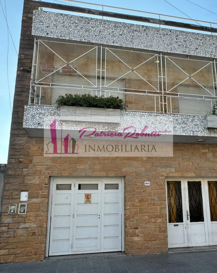 EN VENTA CASA MULTIFAMILIAR 6 AMBIENTES DISTRIBUIDA EN 2 CASAS VILLA INSUPERABLE.