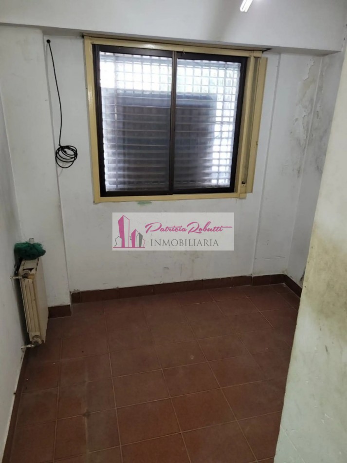 EN VENTA CASA 6 AMBIENTES A REFACCIONAR EN FLORES