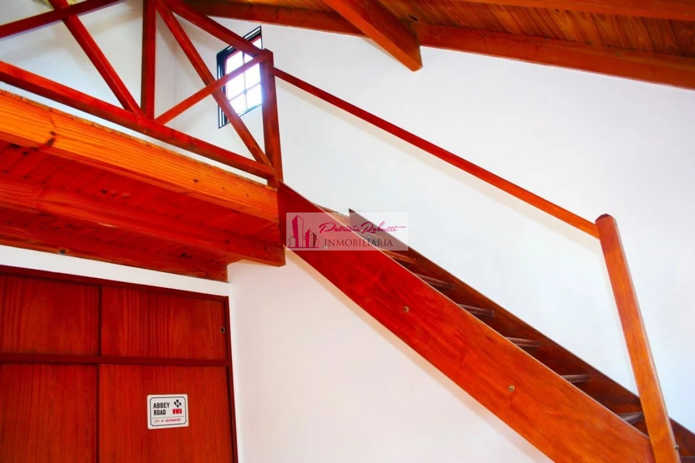 EN VENTA CASA TRIPLEX 4 AMBIENTES TAPIALES