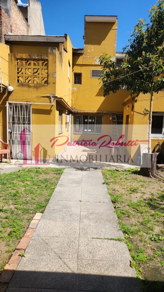 VENTA CASA 6 AMB CON GARAGE Y PARQUE EN GRAL PAZ ENTRE AV CRUZ Y CHILAVERT VILLA LUGANO LOTE TERRENO 8.66 X 31 