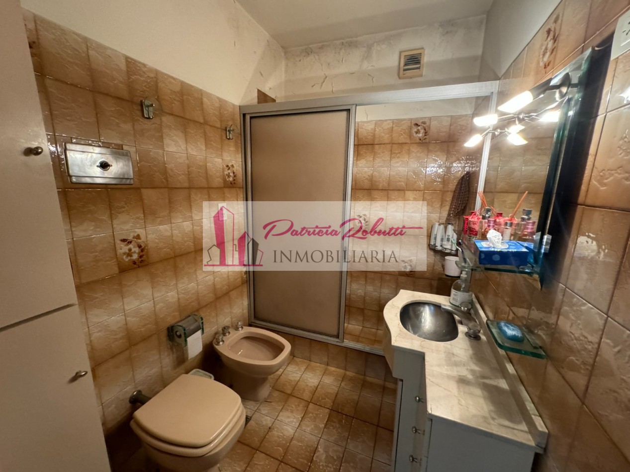EN VENTA CASA MULTIFAMILIAR 6 AMBIENTES DISTRIBUIDA EN 2 CASAS VILLA INSUPERABLE.