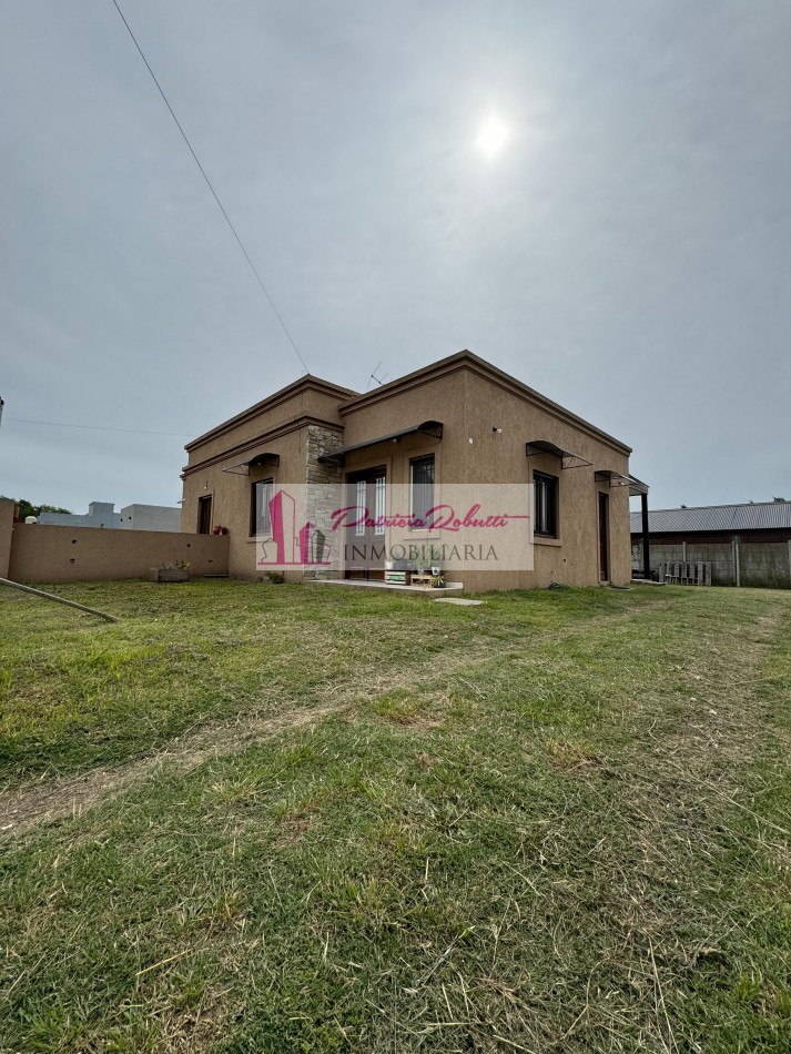 EN VENTA CASA 3 AMBIENTES CON LOTE ESTILO COLONIAL EN CAÑUELAS.