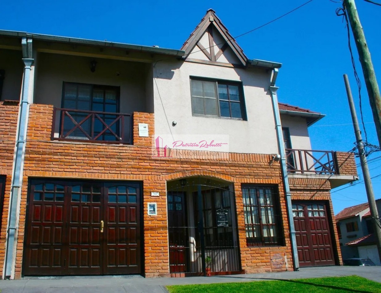 EN VENTA CASA TRIPLEX 4 AMBIENTES TAPIALES