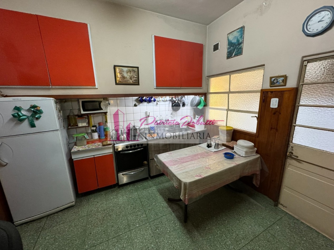 EN VENTA CASA MULTIFAMILIAR 6 AMBIENTES DISTRIBUIDA EN 2 CASAS VILLA INSUPERABLE.