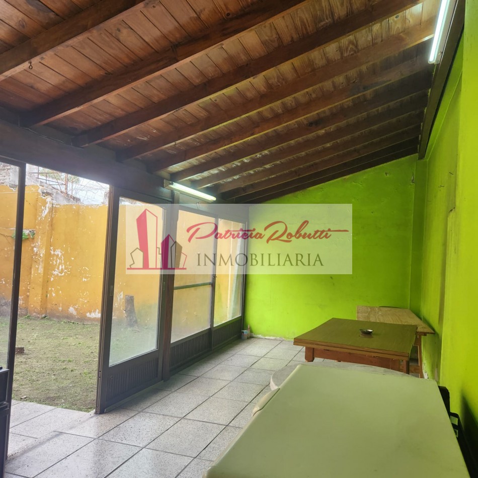 EN VENTA CASA 5 AMBIENTES CON GARAGE Y PARQUE EN VILLA LUGANO- LOTE 8.66 X 31 OPORTUNIDAD!!