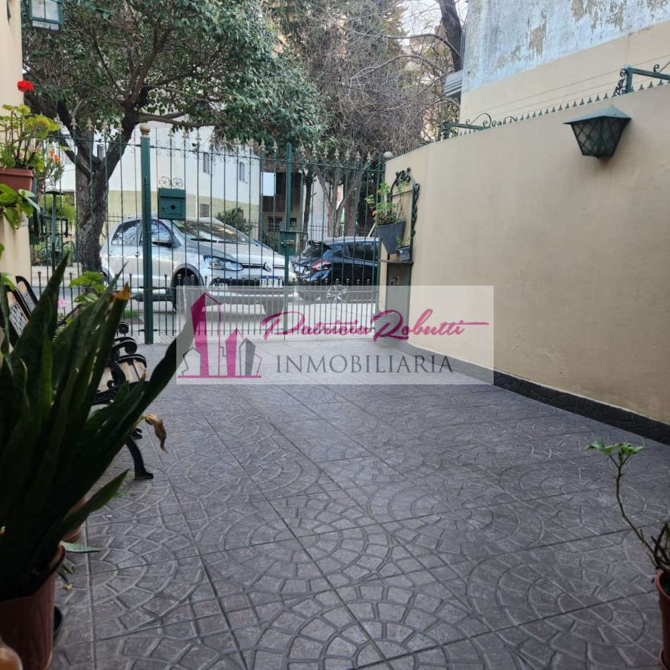 EN VENTA CASA 3 + 2 AMBIENTES EN VILLA LUGANO- LOTE 8.66 X 21.35- MULTIFAMILIAR 