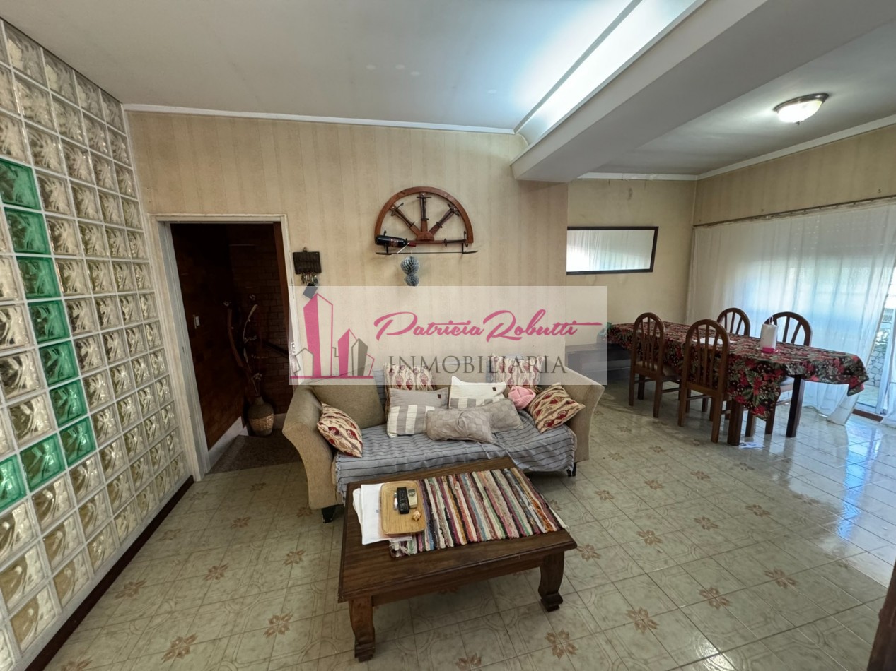 EN VENTA CASA MULTIFAMILIAR 6 AMBIENTES DISTRIBUIDA EN 2 CASAS VILLA INSUPERABLE.