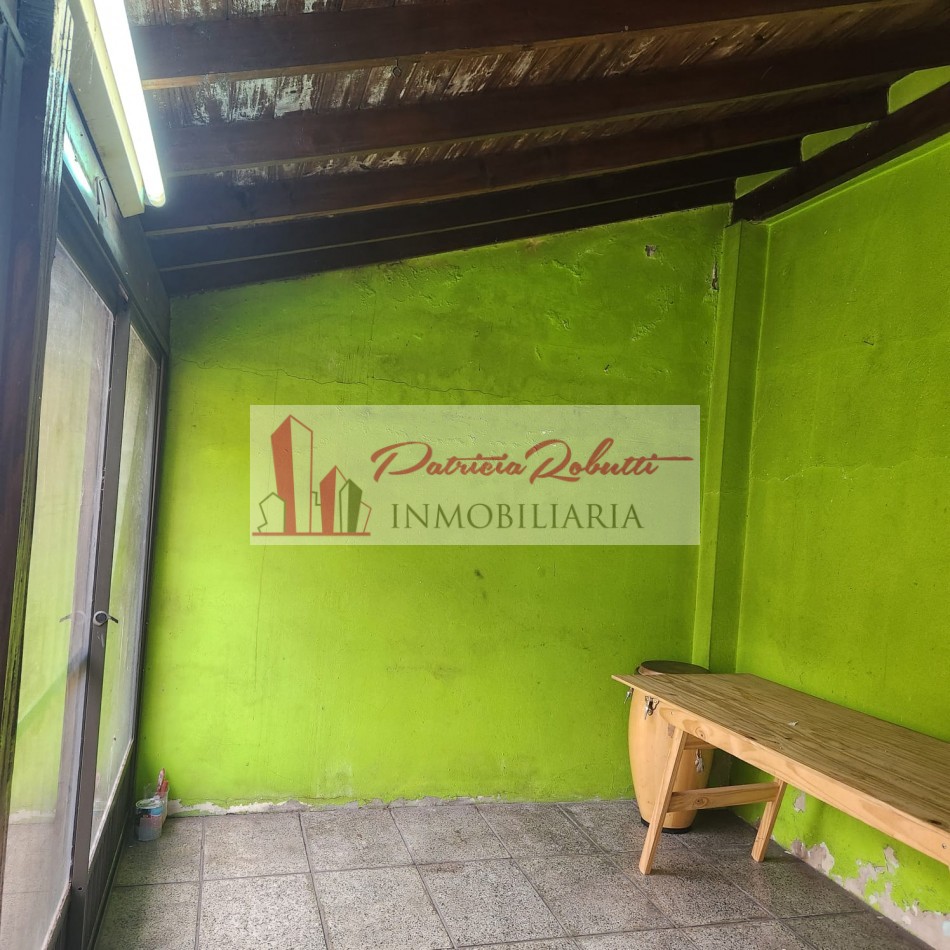 EN VENTA CASA 5 AMBIENTES CON GARAGE Y PARQUE EN VILLA LUGANO- LOTE 8.66 X 31 OPORTUNIDAD!!