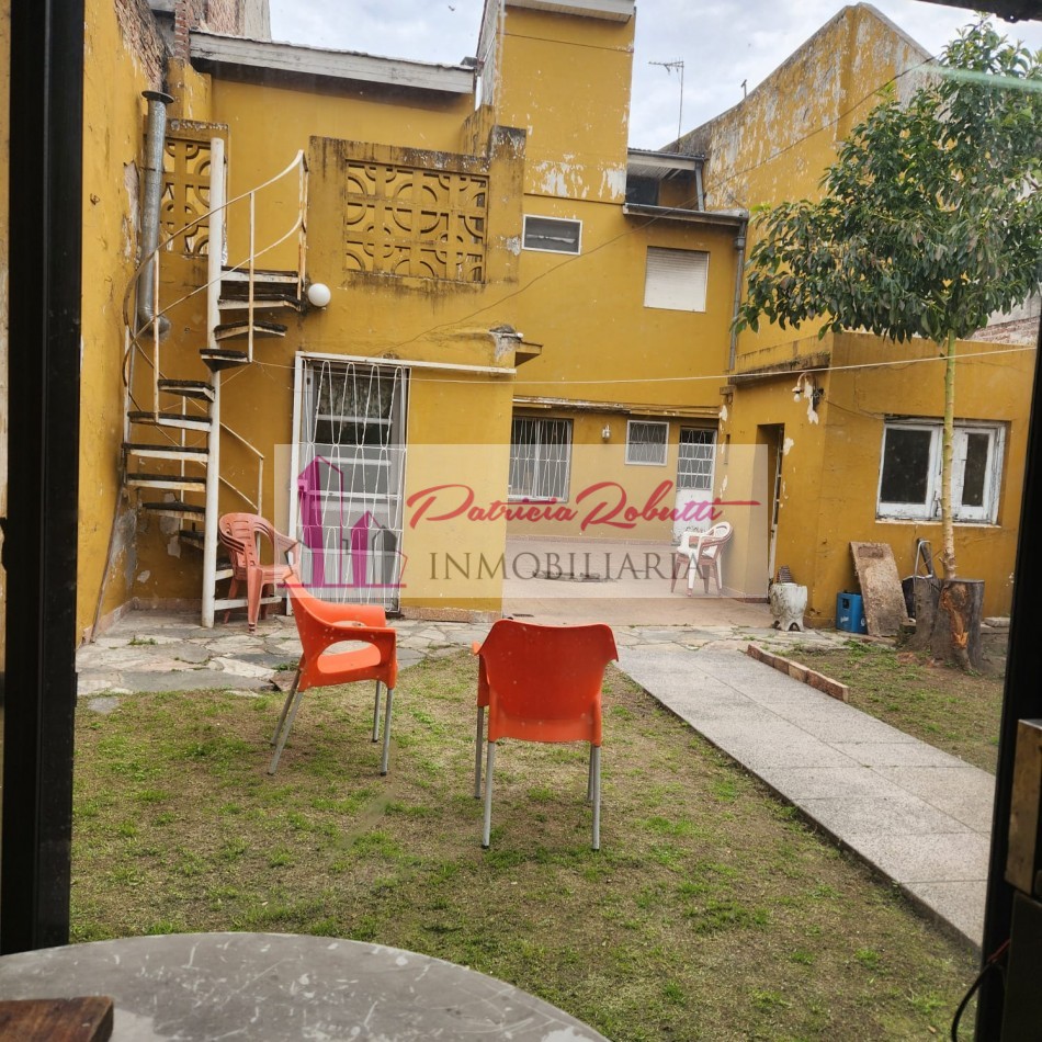 EN VENTA CASA 5 AMBIENTES CON GARAGE Y PARQUE EN VILLA LUGANO- LOTE 8.66 X 31 OPORTUNIDAD!!