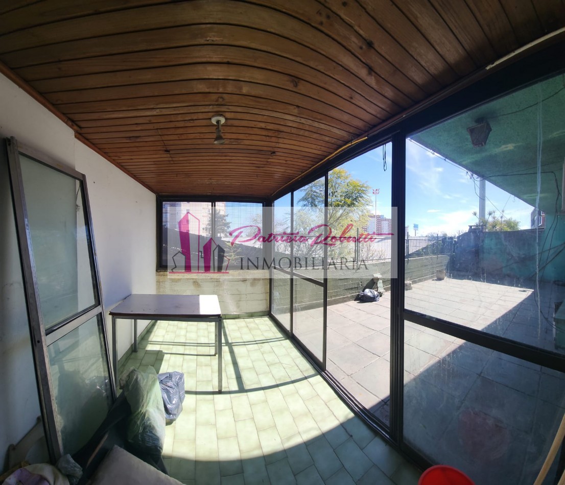 EN VENTA DEPARTAMENTO 3 AMBIENTES CON PATIO EN CENTRO COMERCIAL VILLA CELINA.