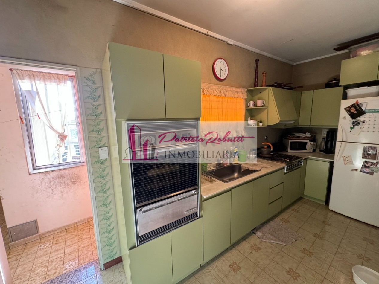 EN VENTA CASA MULTIFAMILIAR 6 AMBIENTES DISTRIBUIDA EN 2 CASAS VILLA INSUPERABLE.