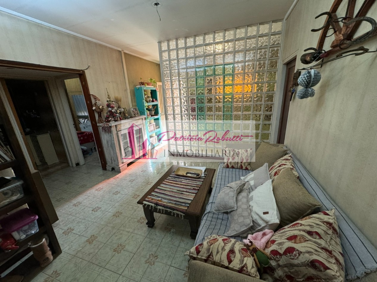 EN VENTA CASA MULTIFAMILIAR 6 AMBIENTES DISTRIBUIDA EN 2 CASAS VILLA INSUPERABLE.