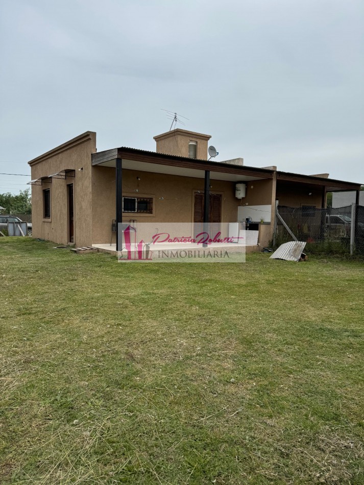 EN VENTA CASA 3 AMBIENTES CON LOTE ESTILO COLONIAL EN CAÑUELAS.