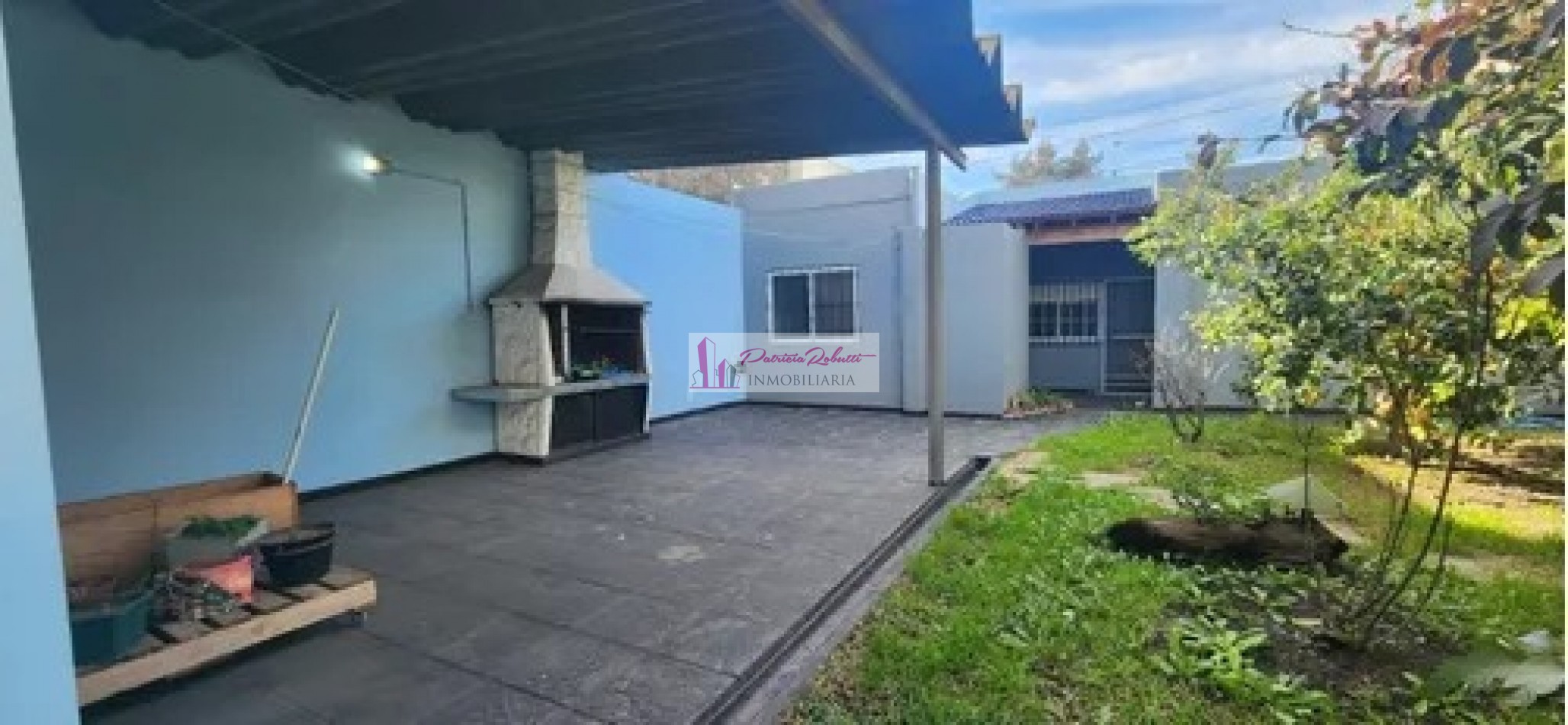 SE VENDE CASA 3 AMBIENTES CON GARAGE Y PARQUE TAPIALES