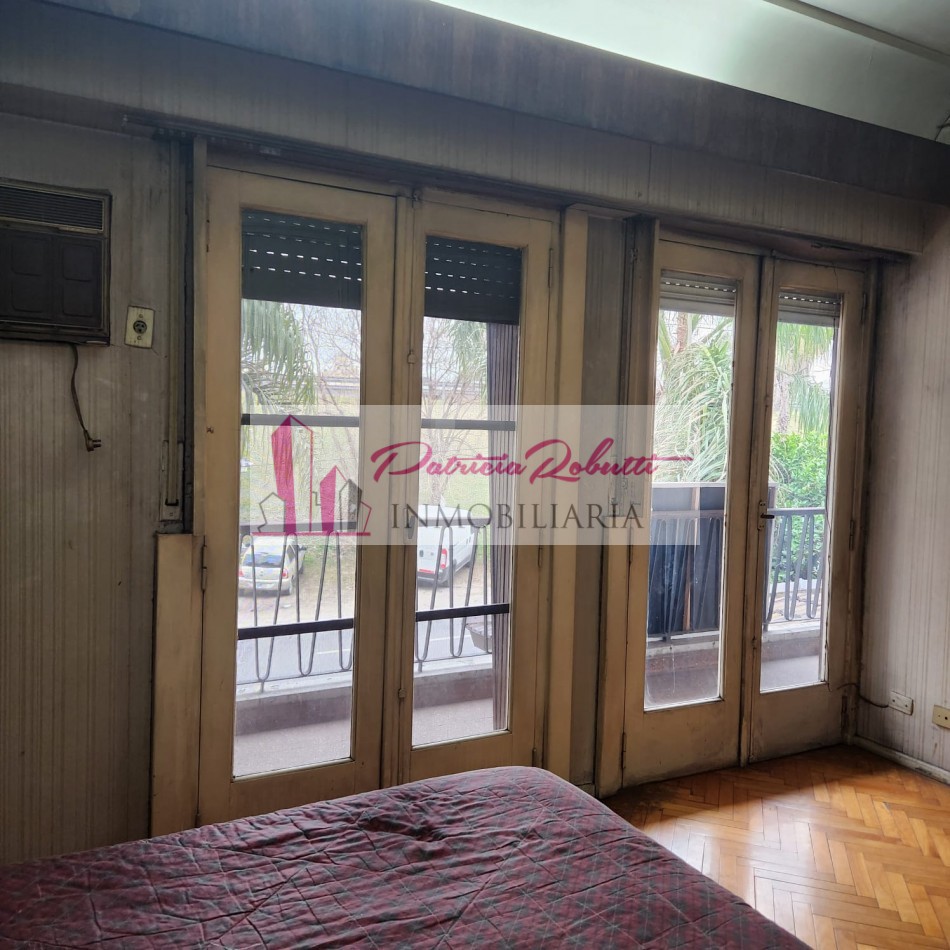 EN VENTA CASA 5 AMBIENTES CON GARAGE Y PARQUE EN VILLA LUGANO- LOTE 8.66 X 31 OPORTUNIDAD!!