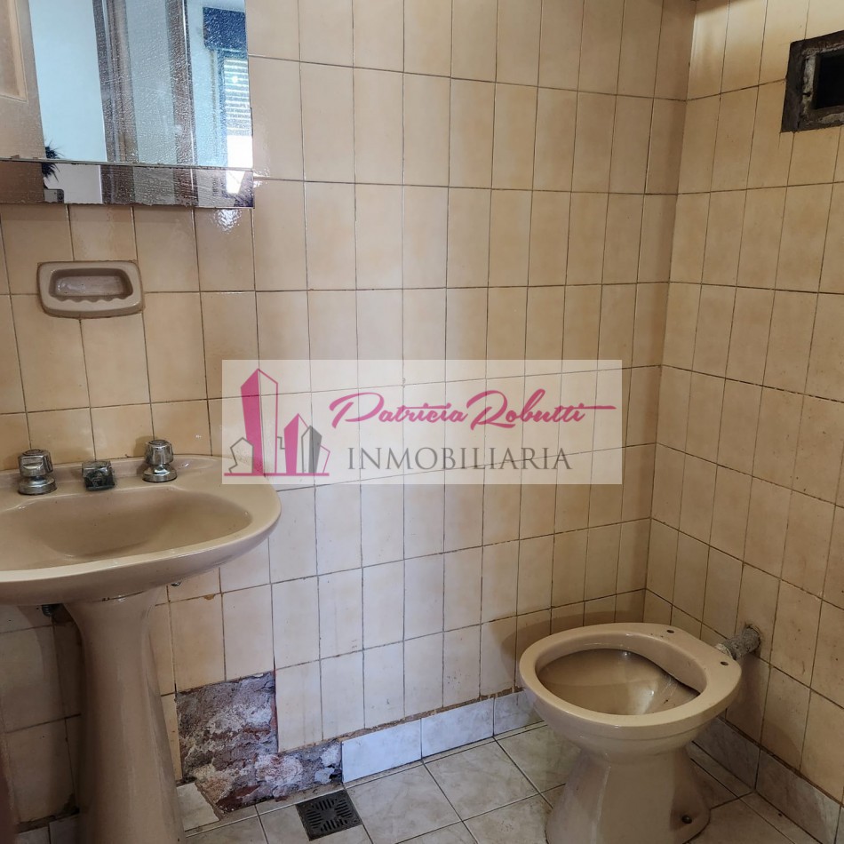 EN VENTA DEPARTAMENTO 3 AMBIENTES CON PATIO EN CENTRO COMERCIAL VILLA CELINA.