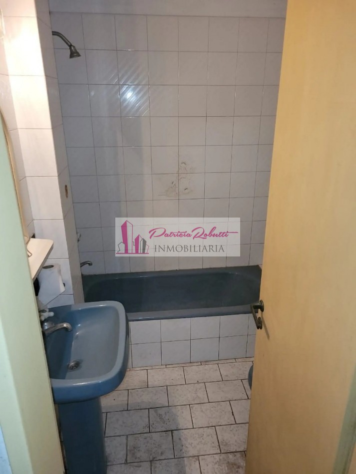 EN VENTA CASA 6 AMBIENTES A REFACCIONAR EN FLORES