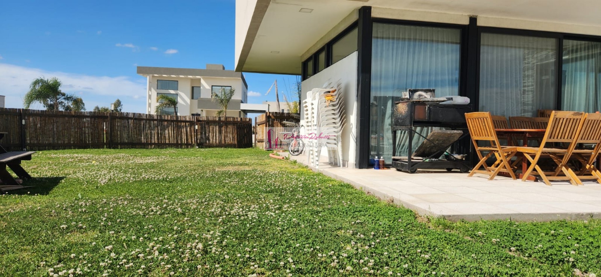 EN VENTA CASA 6 AMBIENTES CON PISCINA Y 2 COCHERAS EN BARRIO PRIVADO LAGOS DE CANNING