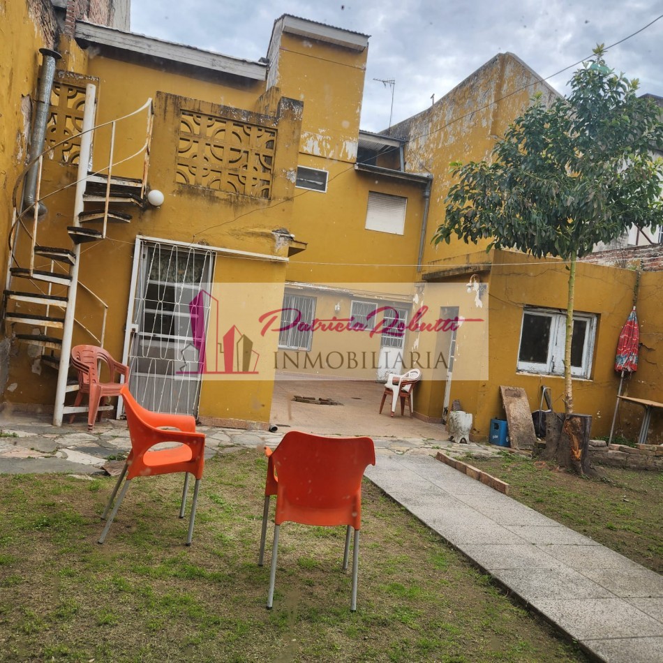 EN VENTA CASA 5 AMBIENTES CON GARAGE Y PARQUE EN VILLA LUGANO- LOTE 8.66 X 31 OPORTUNIDAD!!