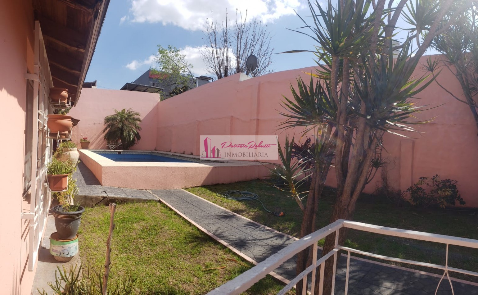 SE VENDE CASA 5 AMBIENTES CON PARQUE Y PISCINA VILLA CELINA