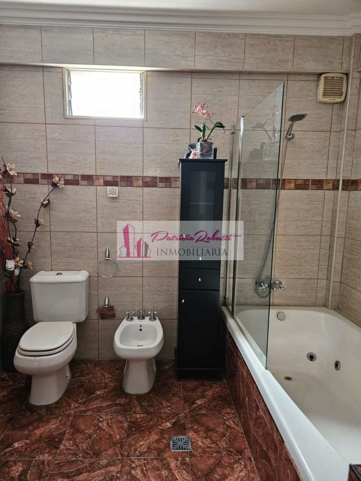 EN VENTA CASA 4 AMBIENTES CON PISCINA, PATIO, TERRAZA Y GARAGE VILLA MADERO