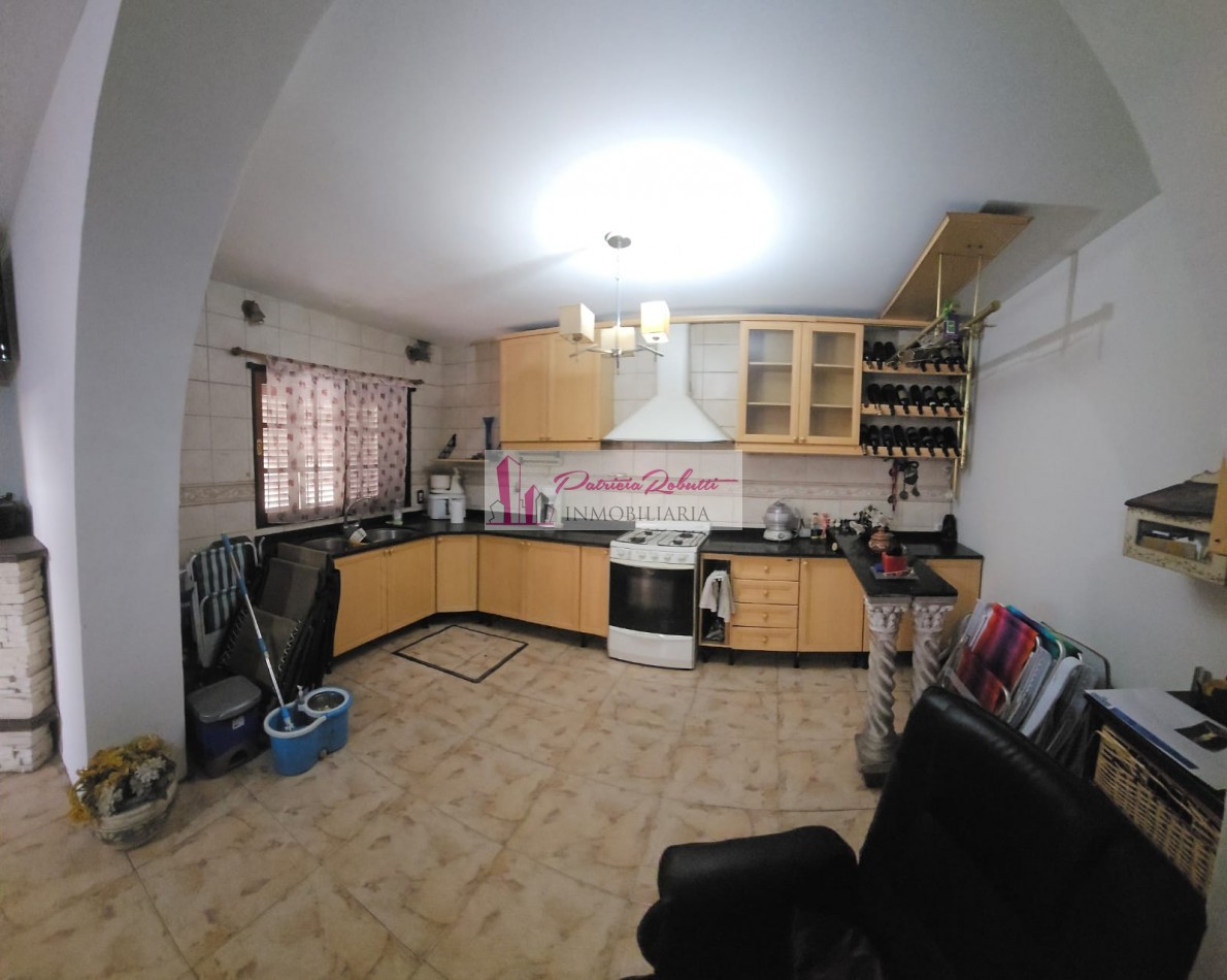 EN VENTA CASA 4 AMBIENTES CON PISCINA, PATIO, TERRAZA Y GARAGE VILLA MADERO