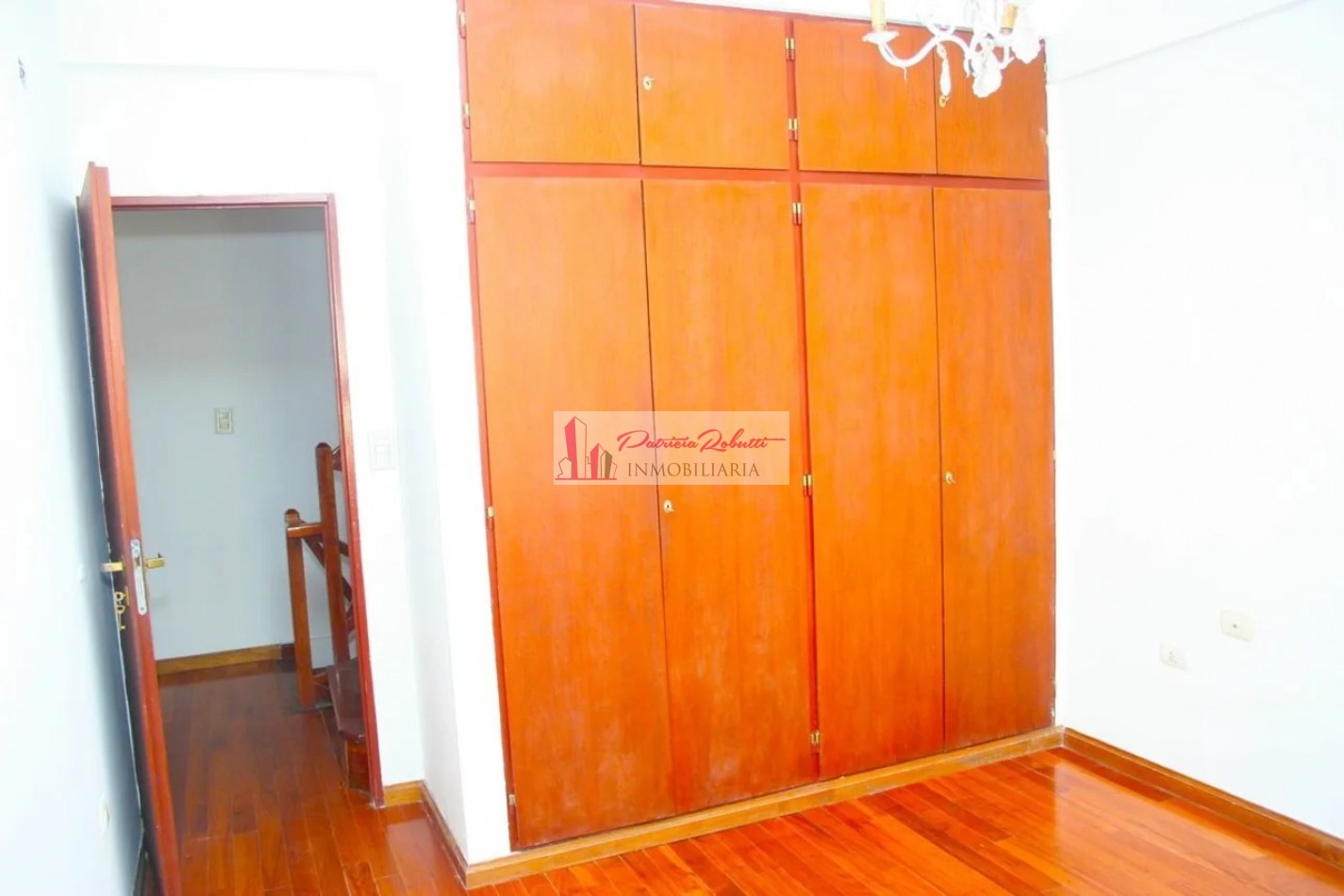 EN VENTA CASA TRIPLEX 4 AMBIENTES TAPIALES