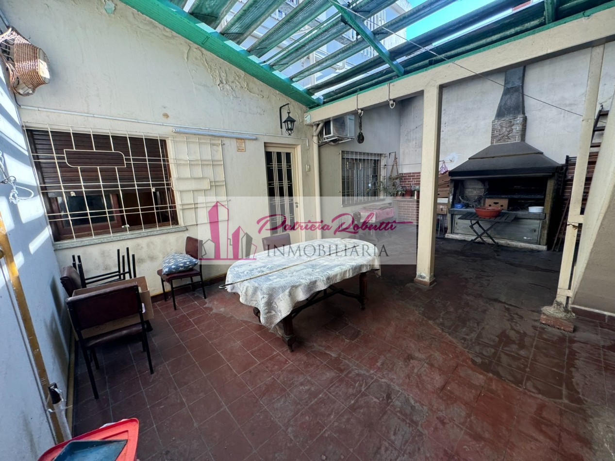 EN VENTA CASA MULTIFAMILIAR 6 AMBIENTES DISTRIBUIDA EN 2 CASAS VILLA INSUPERABLE.