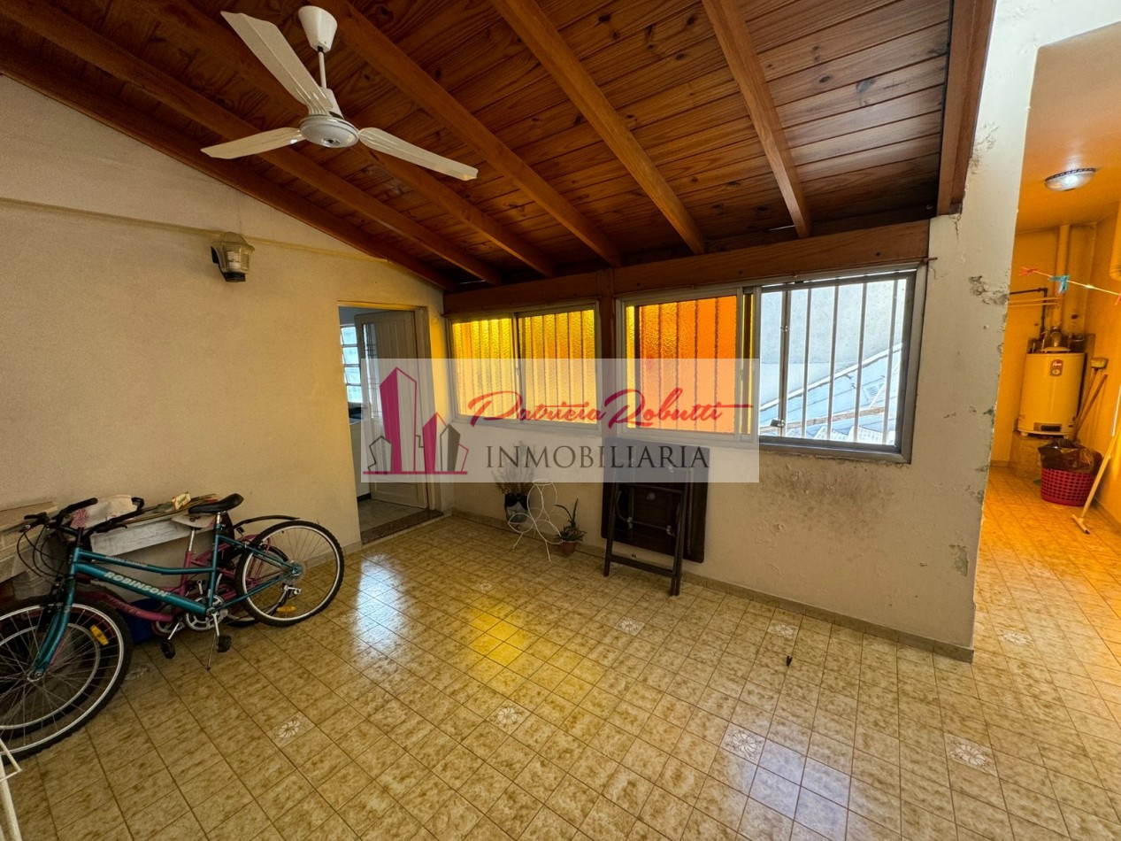 EN VENTA CASA MULTIFAMILIAR 6 AMBIENTES DISTRIBUIDA EN 2 CASAS VILLA INSUPERABLE.