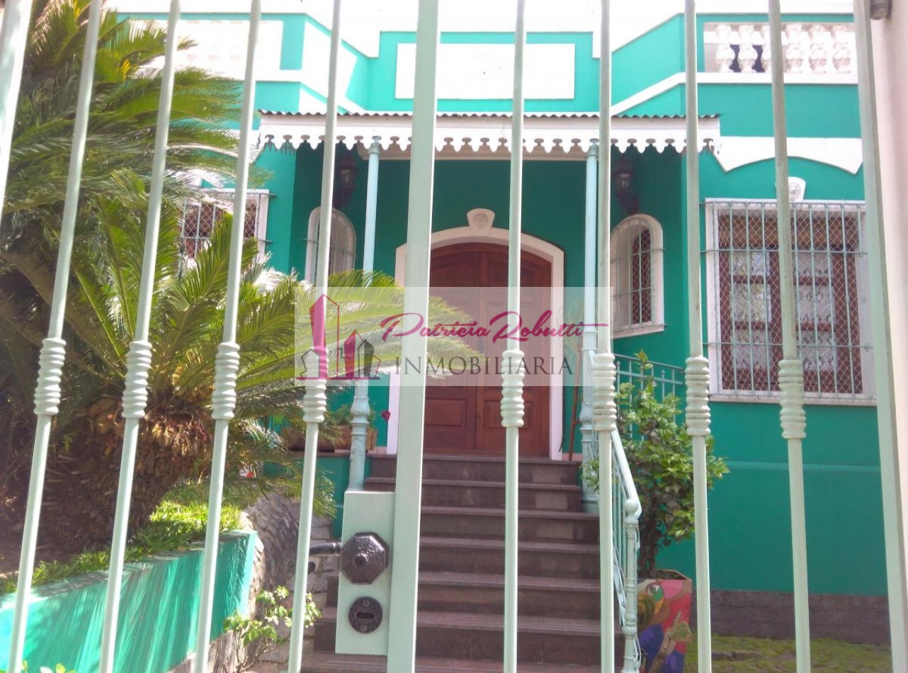 EN VENTA CASA 4 AMBIENTES EN VILLA LUGANO.