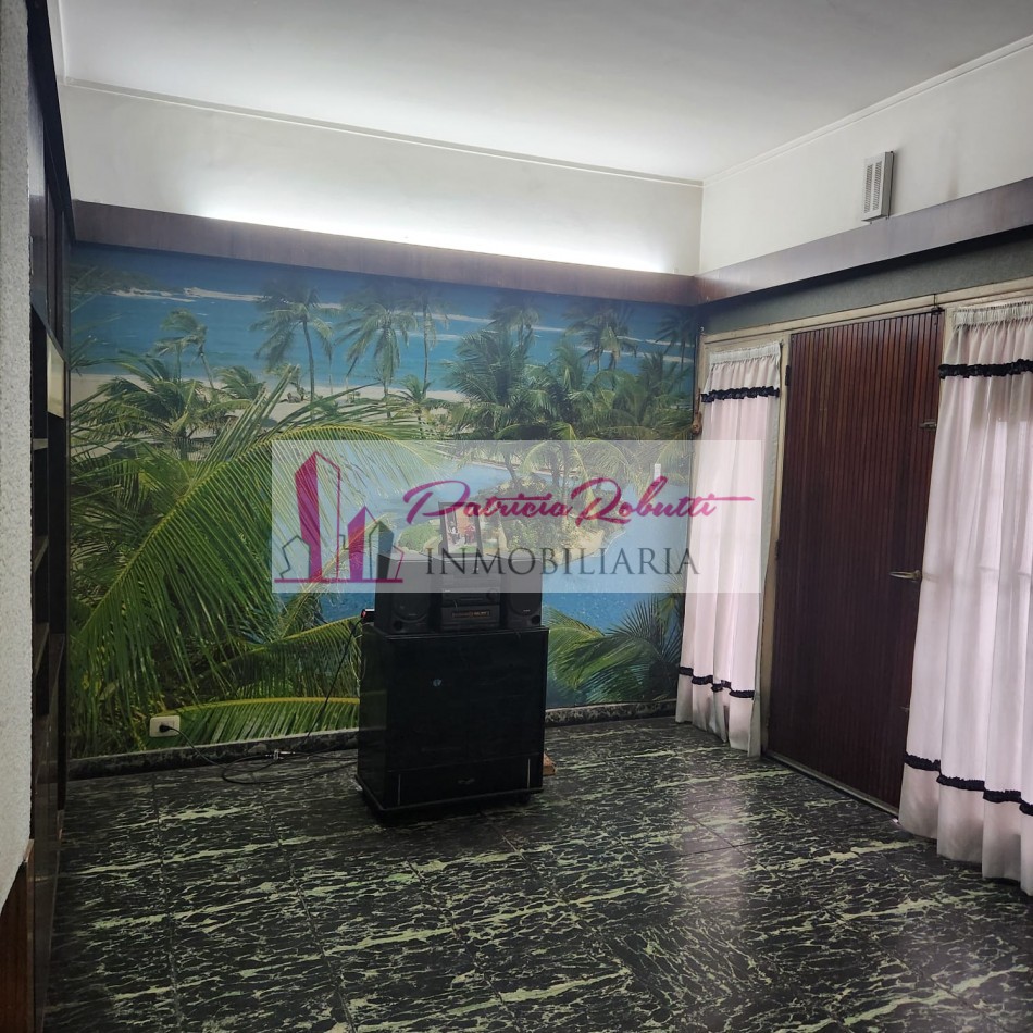 EN VENTA CASA 5 AMBIENTES CON GARAGE Y PARQUE EN VILLA LUGANO- LOTE 8.66 X 31 OPORTUNIDAD!!