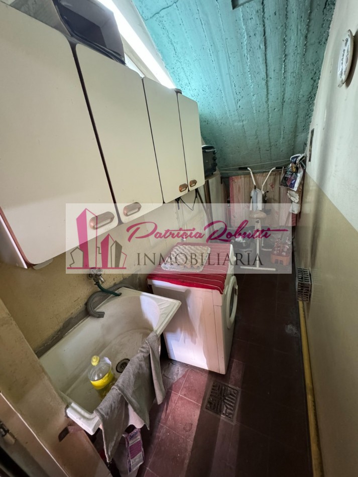 EN VENTA CASA MULTIFAMILIAR 6 AMBIENTES DISTRIBUIDA EN 2 CASAS VILLA INSUPERABLE.