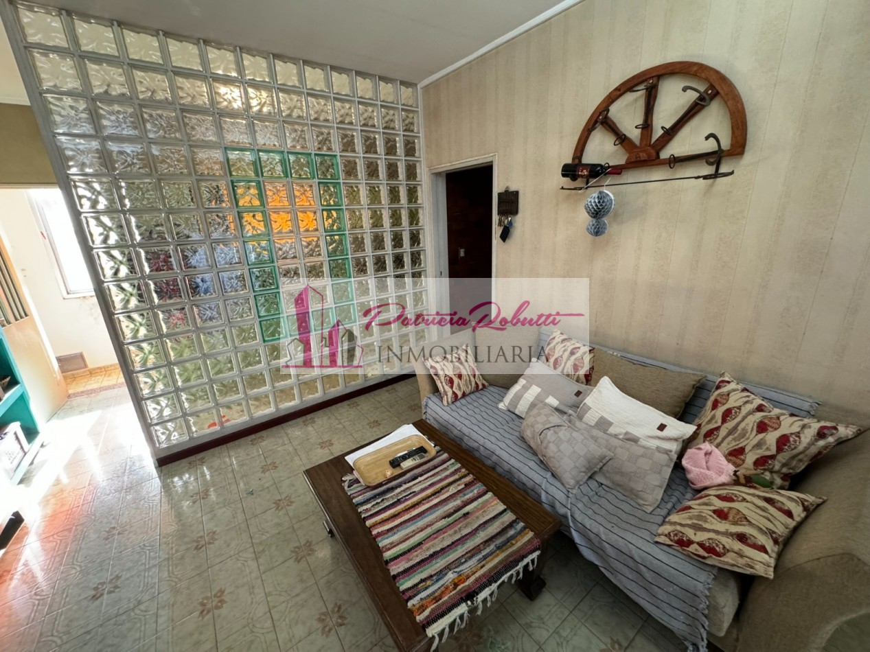EN VENTA CASA MULTIFAMILIAR 6 AMBIENTES DISTRIBUIDA EN 2 CASAS VILLA INSUPERABLE.