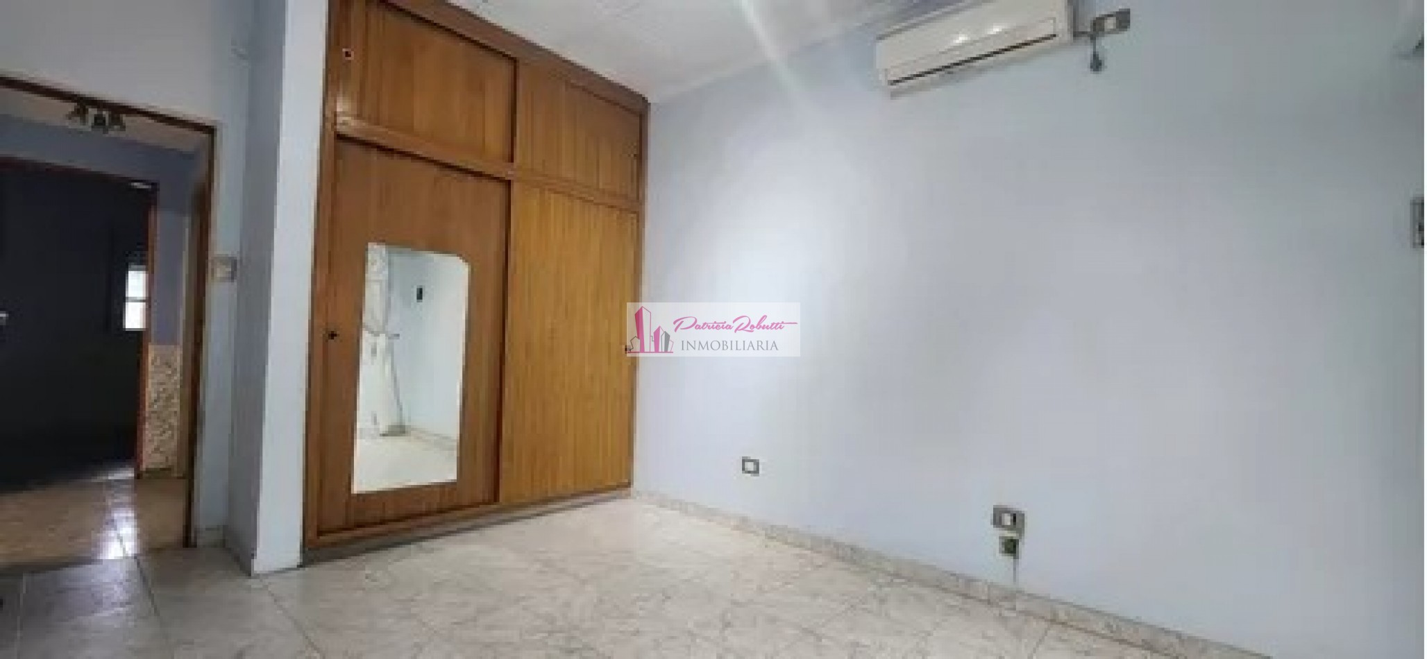 SE VENDE CASA 3 AMBIENTES CON GARAGE Y PARQUE TAPIALES