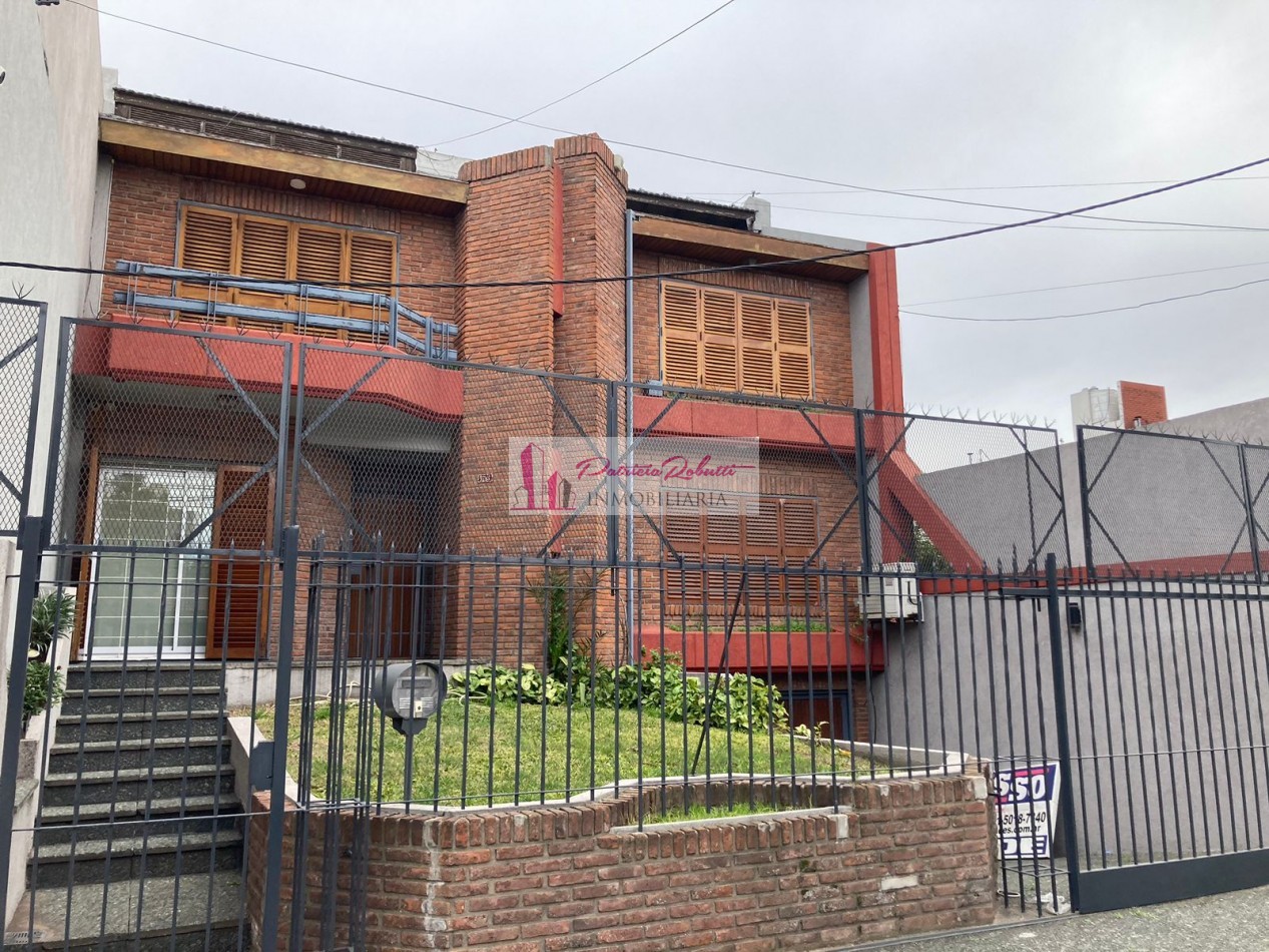 EN VENTA HERMOSA CASA 4 AMBIENTES CON GARAGE, JARDIN, QUINCHO Y PATIO SAN JUSTO