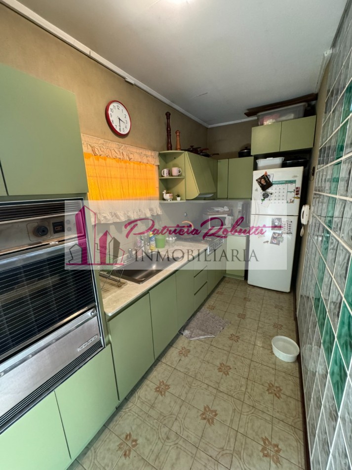 EN VENTA CASA MULTIFAMILIAR 6 AMBIENTES DISTRIBUIDA EN 2 CASAS VILLA INSUPERABLE.