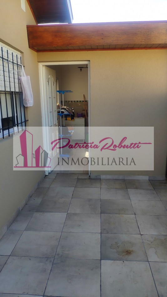 EN VENTA CASA 6 AMBIENTES EN LA TABLADA.