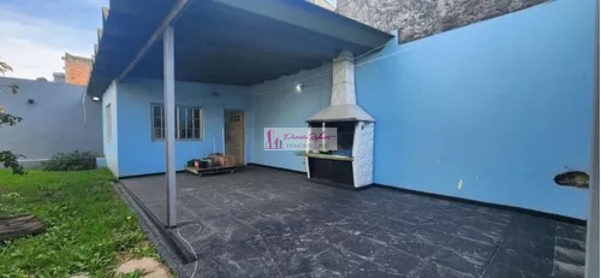 SE VENDE CASA 3 AMBIENTES CON GARAGE Y PARQUE TAPIALES
