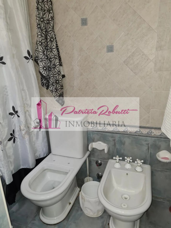 EN VENTA CASA 4 AMBIENTES EN VILLA LUGANO.